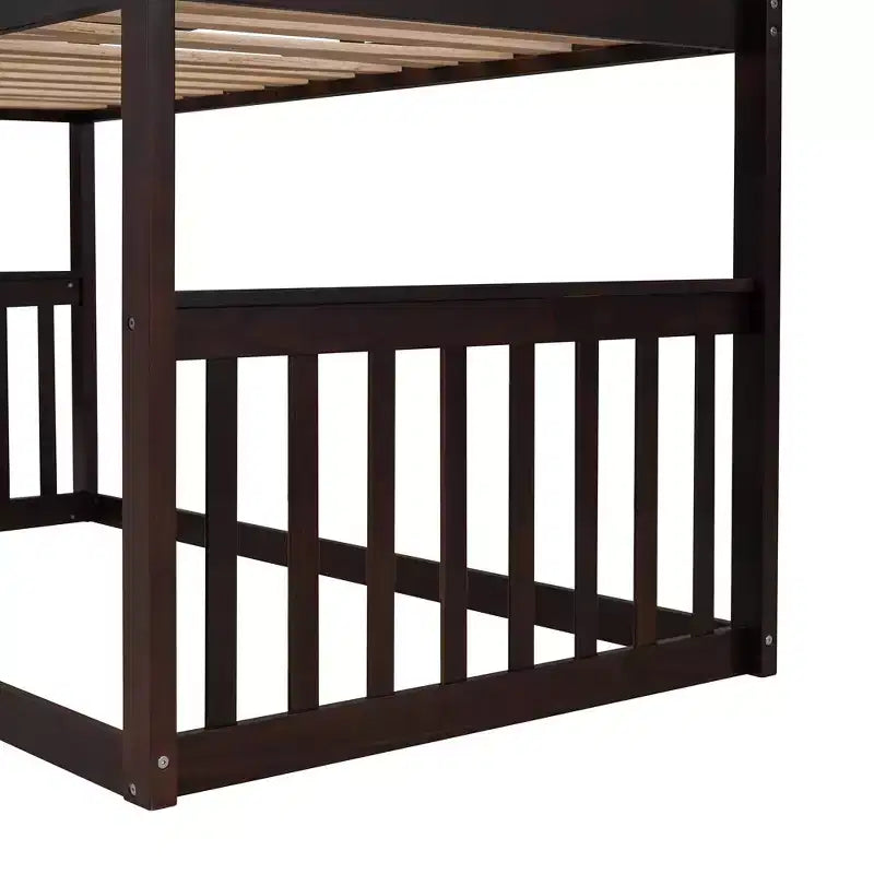 Lit superposé en forme de maison avec échelle