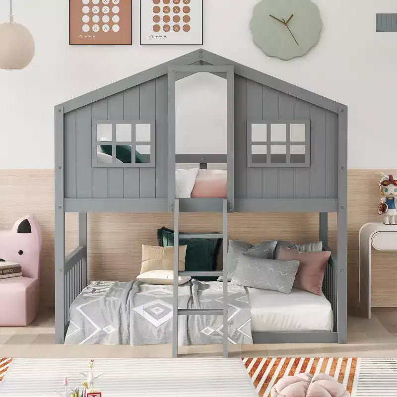 Lit superposé en forme de maison avec échelle