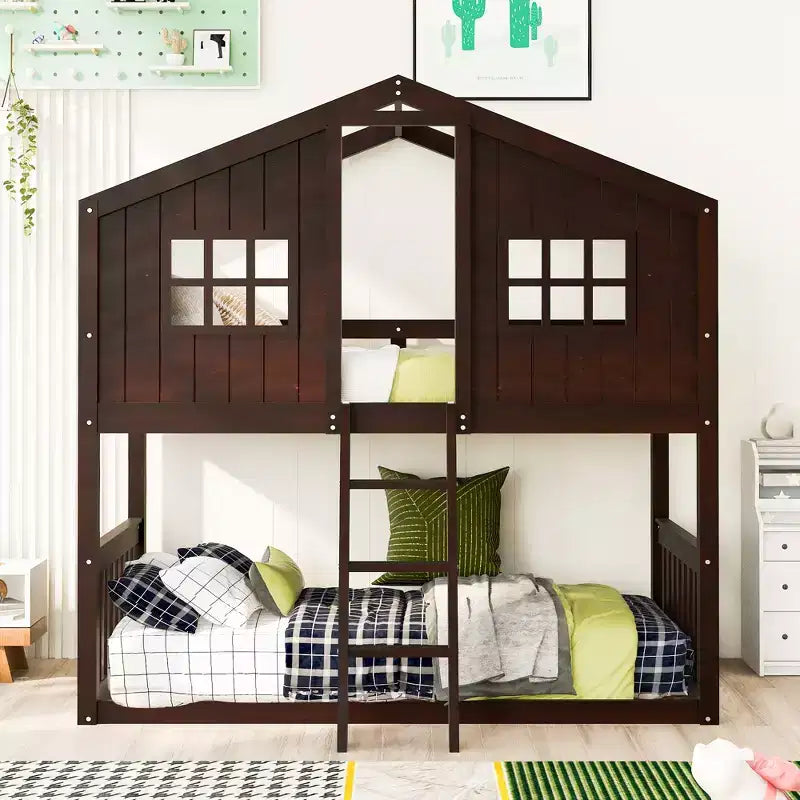Lit superposé en forme de maison avec échelle