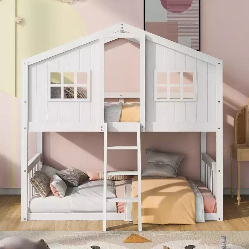 Lit superposé en forme de maison avec échelle