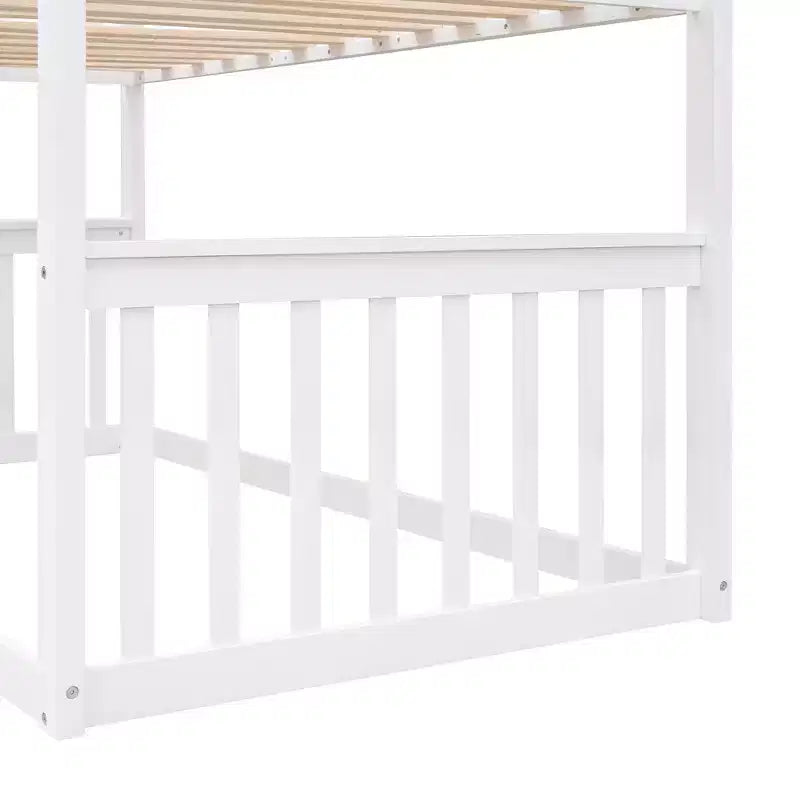Lit superposé en forme de maison avec échelle
