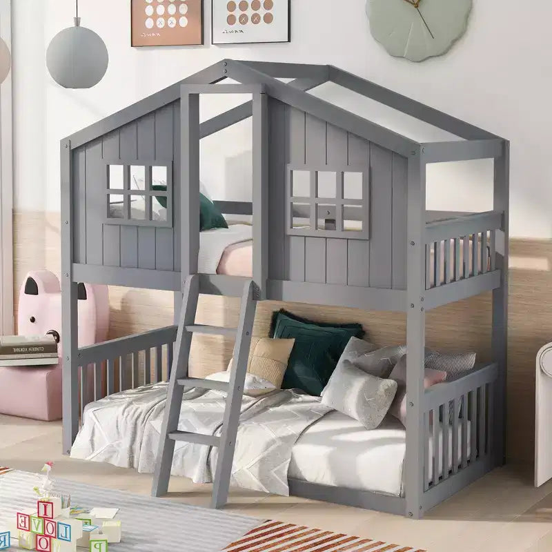 Lit superposé en forme de maison avec échelle