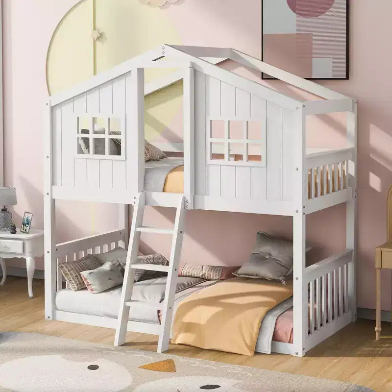 Lit superposé en forme de maison avec échelle