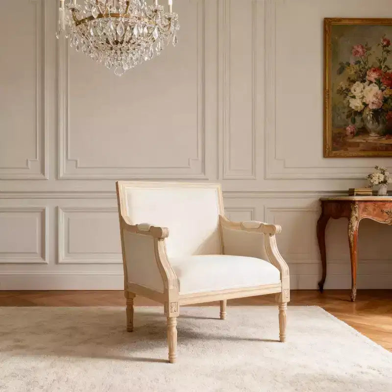 Fauteuil d’appoint français, cadre traditionnel en bois, revêtement en lin, finition vieillie, modèle individuel