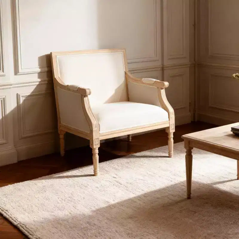 Fauteuil d’appoint français, cadre traditionnel en bois, revêtement en lin, finition vieillie, modèle individuel