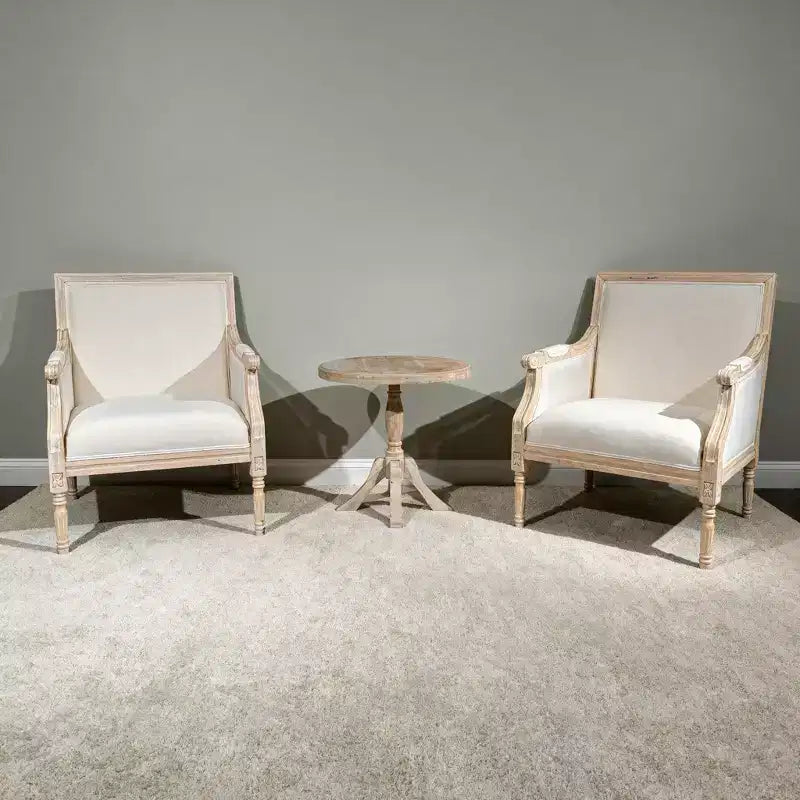Fauteuil d’appoint français, cadre traditionnel en bois, revêtement en lin, finition vieillie, modèle individuel