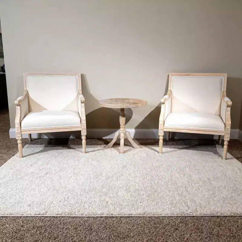 Fauteuil d’appoint français, cadre traditionnel en bois, revêtement en lin, finition vieillie, modèle individuel