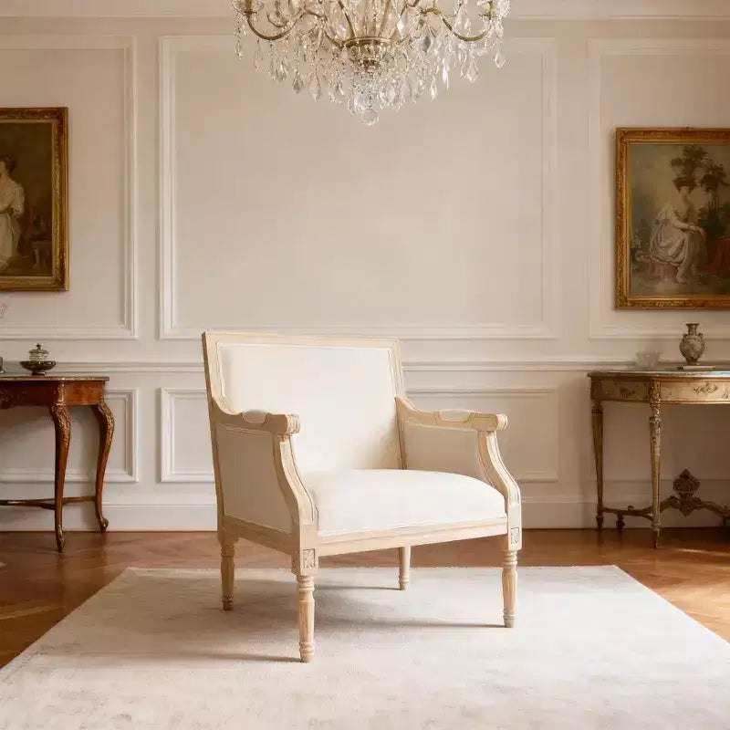 Fauteuil d’appoint français, cadre traditionnel en bois, revêtement en lin, finition vieillie, modèle individuel