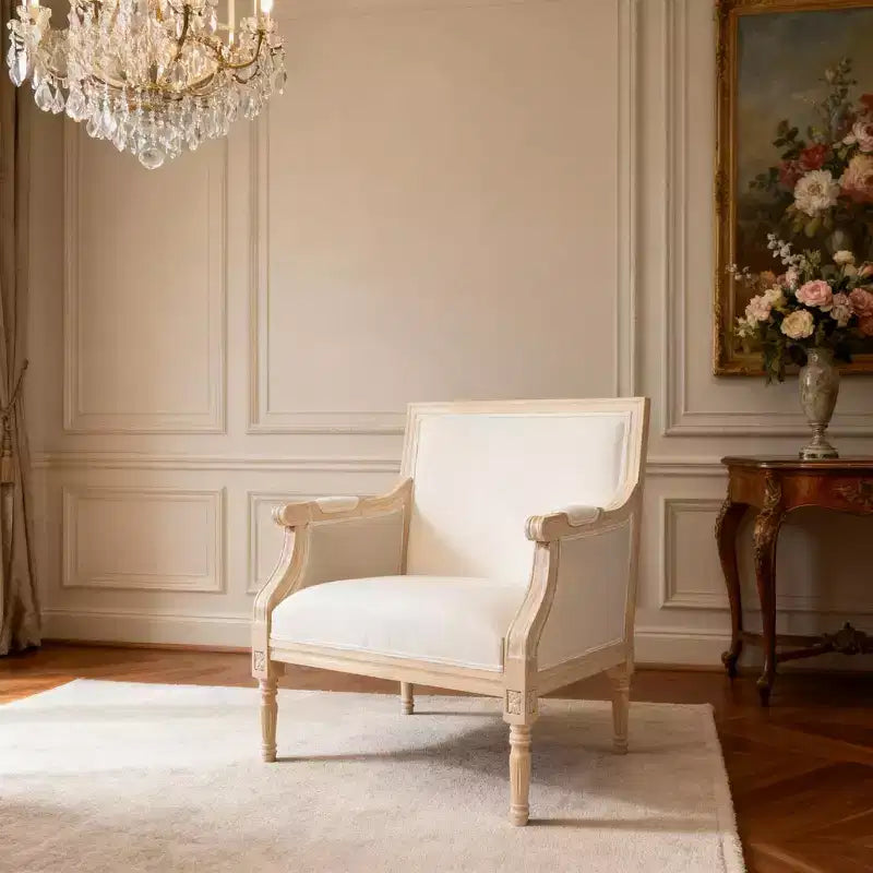 Fauteuil d’appoint français, cadre traditionnel en bois, revêtement en lin, finition vieillie, modèle individuel