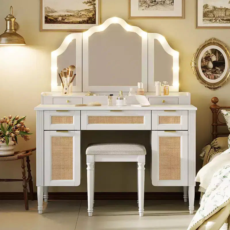 Coiffeuse à miroir triple pliant de 44.37 pouces avec 13 ampoules de style Hollywood et 3 modes d’éclairage, grande station de recharge avec 5 tiroirs et étagères, blanc