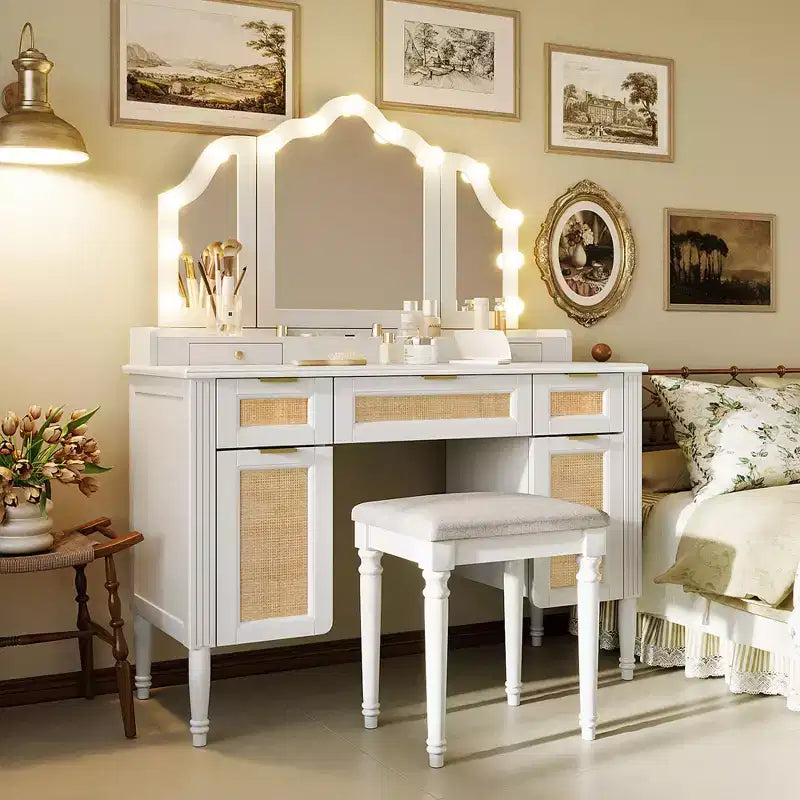 Coiffeuse à miroir triple pliant de 44.37 pouces avec 13 ampoules de style Hollywood et 3 modes d’éclairage, grande station de recharge avec 5 tiroirs et étagères, blanc