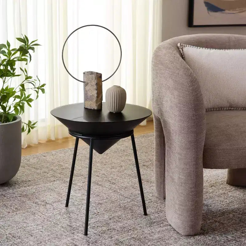 Mesa auxiliar negra de estilo moderno y minimalista