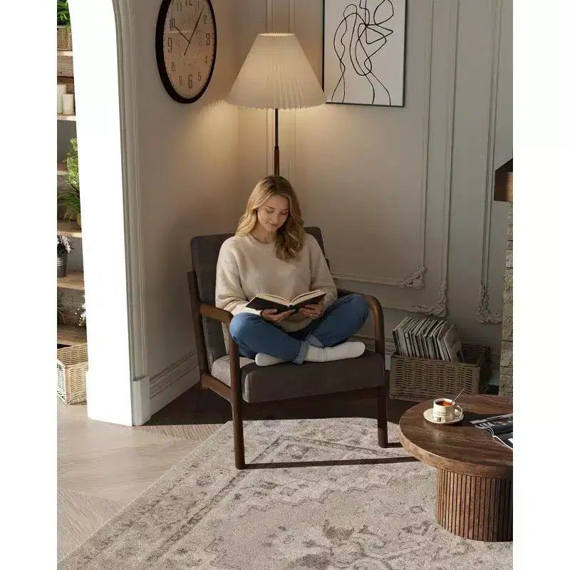 Sillón decorativo moderno de mediados de siglo con cojín lumbar, tapizado de chenilla y estructura de madera maciza
