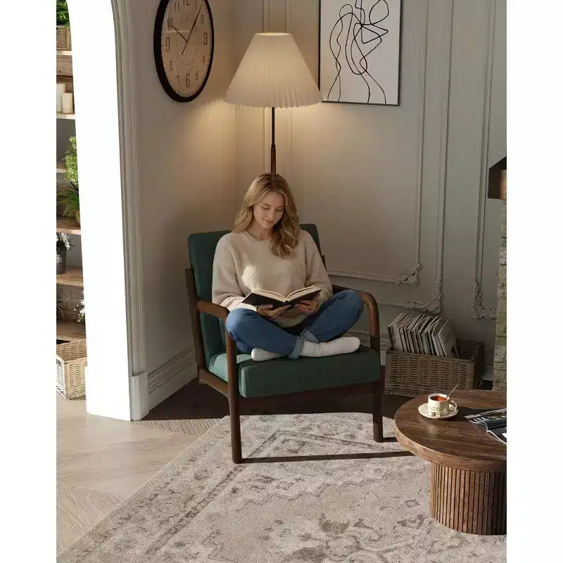 Sillón decorativo moderno de mediados de siglo con cojín lumbar, tapizado de chenilla y estructura de madera maciza