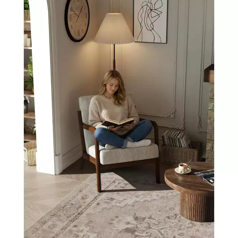 Sillón decorativo moderno de mediados de siglo con cojín lumbar, tapizado de chenilla y estructura de madera maciza