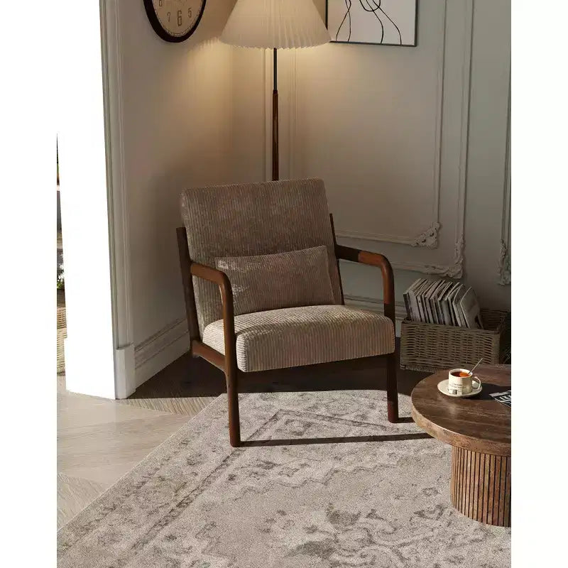 Sillón decorativo moderno de mediados de siglo con cojín lumbar, tapizado de chenilla y estructura de madera maciza