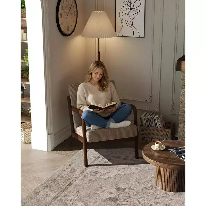 Sillón decorativo moderno de mediados de siglo con cojín lumbar, tapizado de chenilla y estructura de madera maciza