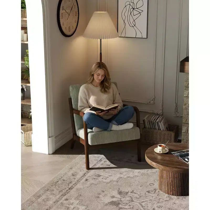 Sillón decorativo moderno de mediados de siglo con cojín lumbar, tapizado de chenilla y estructura de madera maciza