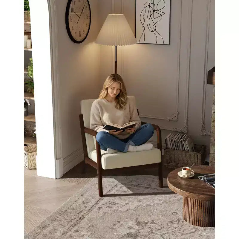 Sillón decorativo moderno de mediados de siglo con cojín lumbar, tapizado de chenilla y estructura de madera maciza