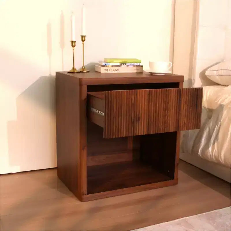 Table de chevet moderne cannelée avec tiroir de rangement, table d’appoint du milieu du siècle, pour la chambre ou le salon