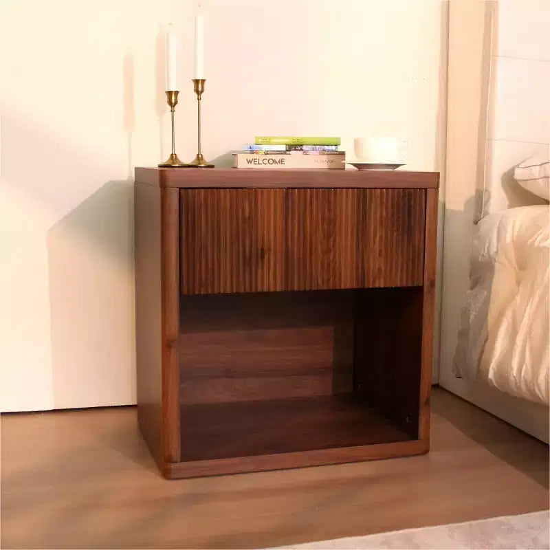 Table de chevet moderne cannelée avec tiroir de rangement, table d’appoint du milieu du siècle, pour la chambre ou le salon